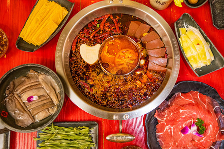 外国人吃火锅摄影照片_川渝美食白天火锅和配菜餐桌上无摄影图配图