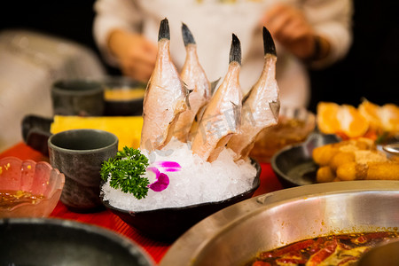 川渝美食摄影照片_吃火锅夜晚耗儿鱼餐厅里聚餐摄影图配图