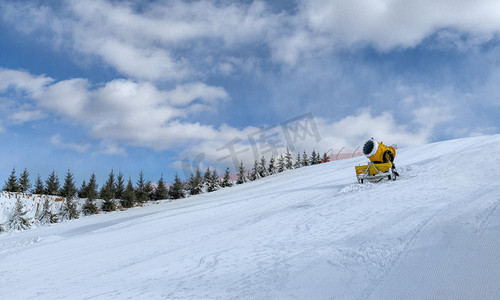 狂暑季主图素材摄影照片_滑雪场蓝天白云上午滑雪场冬季素材摄影图配图