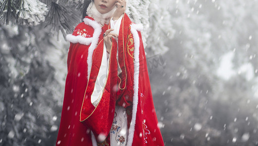 赏雪摄影照片_红衣古装女子下午女子树林古装摄影图配图