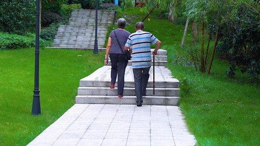 老年人实拍摄影照片_实拍人文老人互相搀扶散步温馨背影