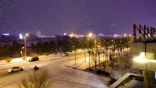 北方城市冬天夜晚下雪的情景