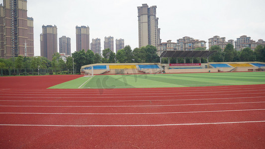 操场跑道摄影照片_学校校园操场