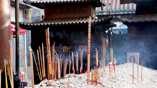 保佑考过摄影照片_实拍寺庙里焚香新年祈福祝福保佑