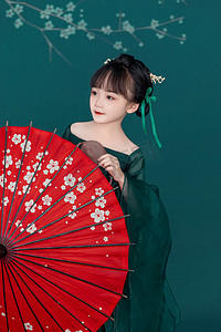 儿童古装摄影照片_手拿红油纸伞的古装女童摄影图配图