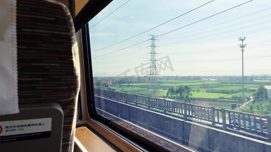 二次元窗外的操场摄影照片_春运回家途中行驶中的火车高铁窗外风景