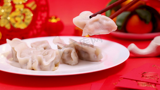 春节习俗大年初三摄影照片_实拍夹水饺团圆饭年夜饭吃饺子