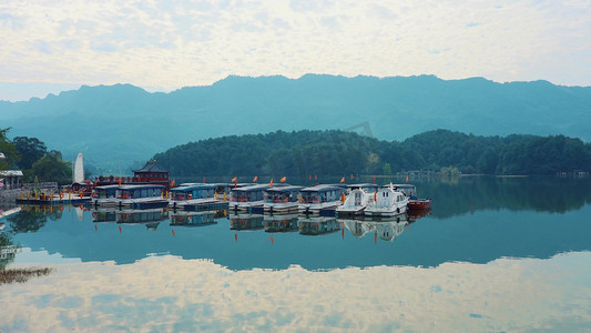 湖边整齐停靠的游船水墨风景