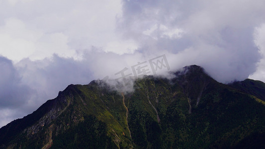 实拍雄伟山峰