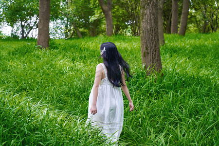 森林摄影照片_自然夏季女生森林奔跑玩耍摄影图配图