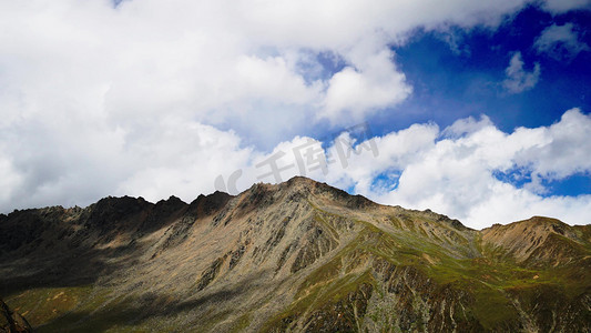 实拍蓝天白云山峰层峦叠嶂自然风光