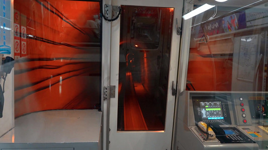 虫洞穿梭摄影照片_城市地铁行驶穿梭隧道