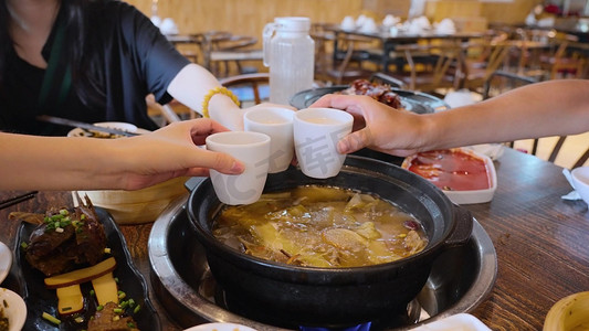 小雪聚餐摄影照片_饭店吃饭聚会聚餐碰杯干杯实拍