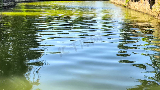 山间溪流河水波光粼粼自然美景