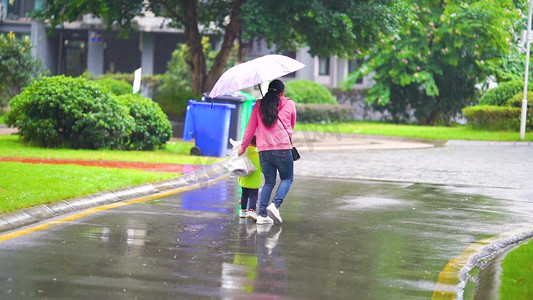 下雨天妈妈给孩子打伞