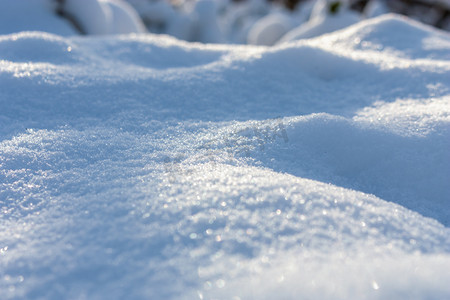 大雪皑皑摄影照片_阳光下皑皑的白雪摄影图配图