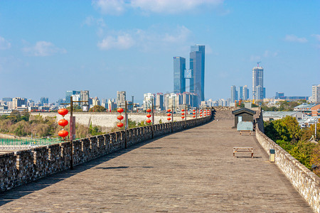 南京机场摄影照片_宽阔的南京明城墙与城市天际线摄影图配图