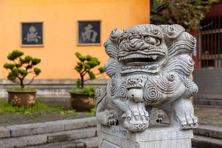 南京古鸡鸣寺山门前的石狮子摄影图配图