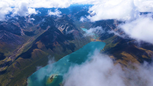 雪山湖泊摄影照片_航拍青海高原山脉湖泊自然风光
