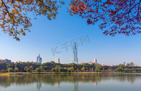 玄武湖摄影照片_南京玄武湖古城墙城市天际线摄影图配图