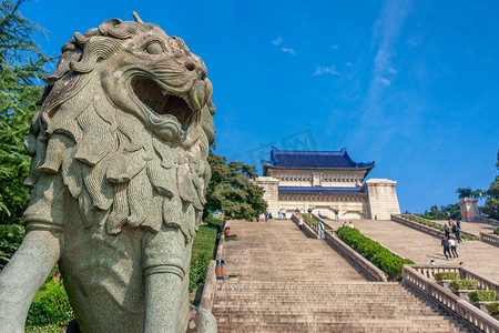 中山陵台阶摄影照片_南京中山陵的石狮子摄影图配图