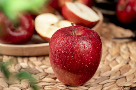 健康红苹果香脆可口水果摄影图配图
