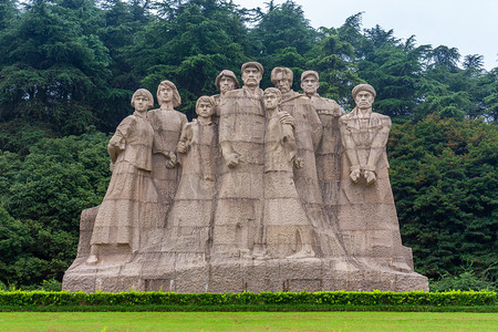 清明缅怀英烈摄影照片_南京雨花台风景区烈士雕塑群像摄影图配图