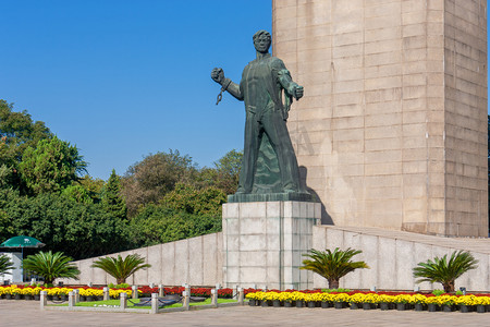 烈士纪念碑摄影照片_南京雨花台景区烈士纪念碑前的烈士雕塑摄影图配图