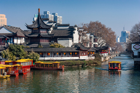 南京夫子庙景区秦淮河上的游船摄影图配图