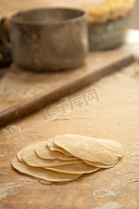 汉中面皮摄影照片_美食过年饺子皮砧板摆放摄影图配图