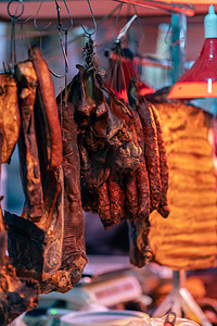 年货摄影照片_过年菜市场肉摊售卖的腊排腊肉摄影图配图