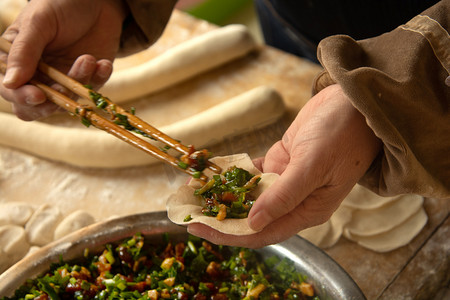 美食春节家人厨房包水饺摄影图配图