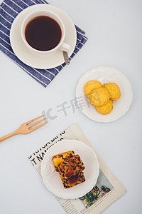文艺茶摄影照片_美食白天蛋糕饼干桌子摆放摄影图配图