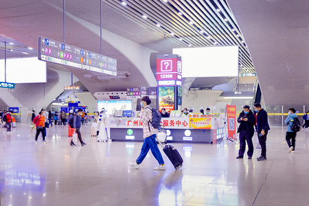 春运广州站人群回家候车厅摄影图配图