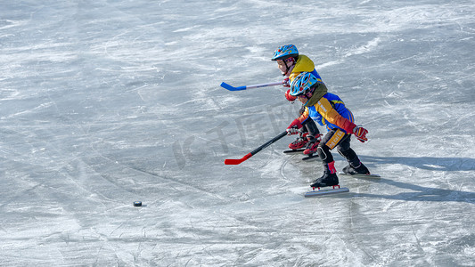 双人滑冰上午滑冰冬季素材摄影图配图