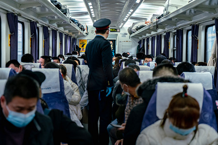 春运返乡摄影照片_实拍瞬间旅客检票员列车上旅途摄影图配图