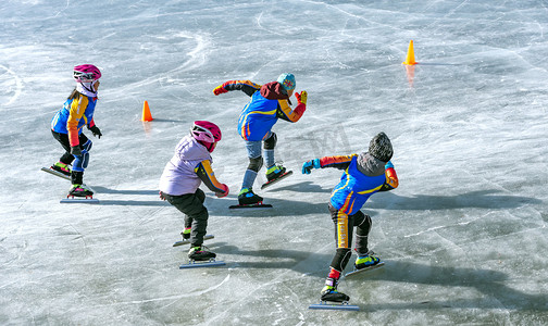 开屏素材摄影照片_多人滑冰竞技上午滑冰竞技冬季素材摄影图配图