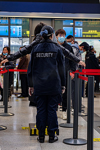 抓拍进站瞬间安检员旅客火车大厅安检摄影图配图