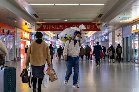 实拍春运旅客火车站回家摄影图配图