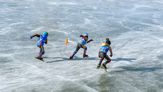 三人滑冰竞技上午滑冰冬季素材摄影图配图