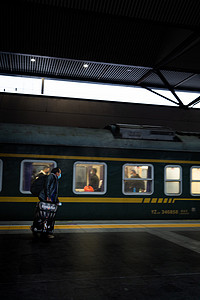 抓拍火车站旅客赶火车提行李箱摄影图配图