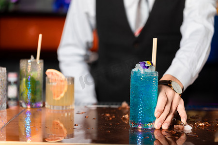 鸡尾酒白天工作中的调酒师酒吧给客户端鸡尾酒摄影图配图