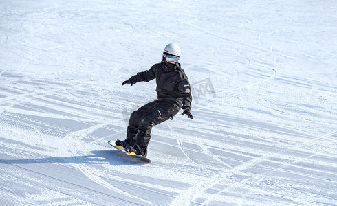 元旦乐翻天素材摄影照片_冬季人物滑雪上午人物冬季素材摄影图配图