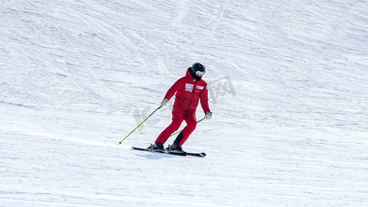 人物海报横板摄影照片_双板滑雪上午人物冬季素材摄影图配图