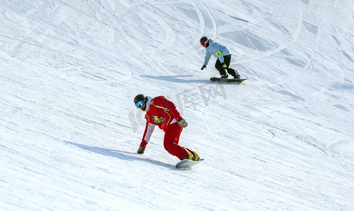 双人结婚登记照摄影照片_双人滑雪上午双人冬季素材摄影图配图