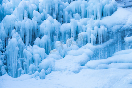 冰瀑摄影照片_冬天雪景白天冬天冰川户外无摄影图配图