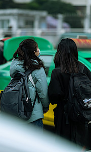 路边打车回家的女生背影摄影图配图