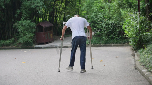 拄拐杖艰难行走的男人背影实拍残疾人