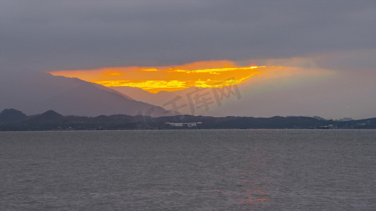 深圳湾海面日出金光照射在山间风景