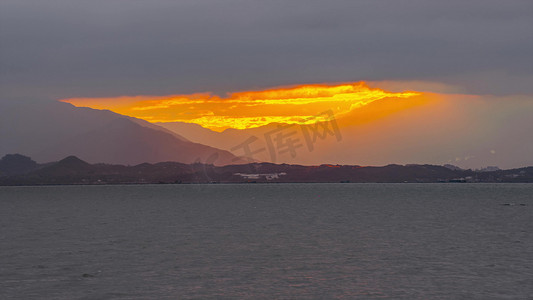 金光摄影照片_深圳湾海面日出金光照射在山间风景